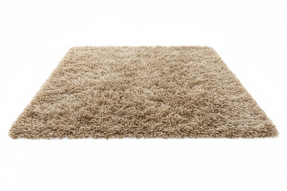 tapete estilo shaggy color beige con fondo blanco